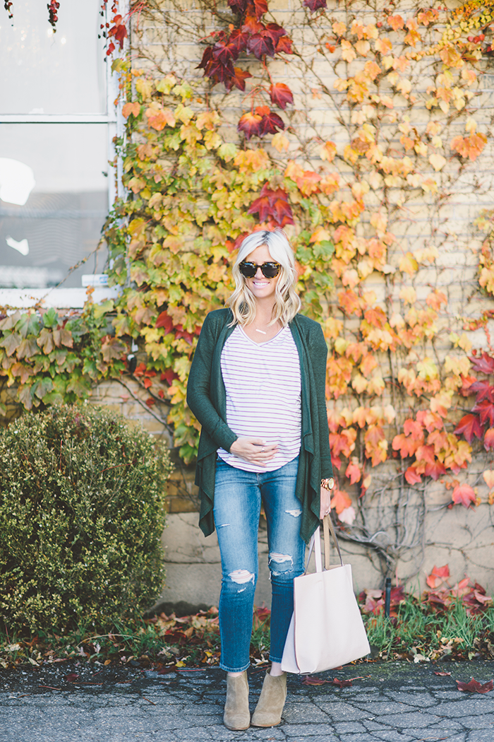 Warm Fall Maternity Outfits That Look Ultra-Modern