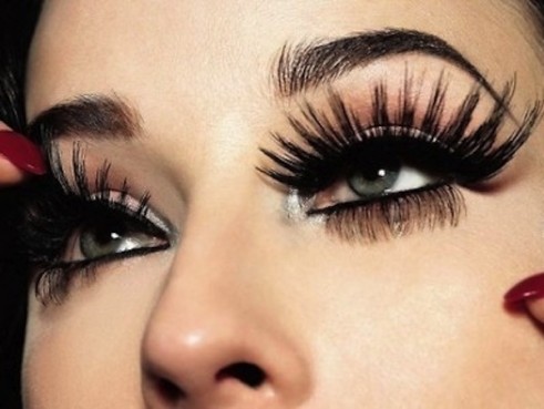 Kim-Kardashian-Midweek-Makeup-Big-Lashes-Faux-Spring-2013-Trend-015-491x369