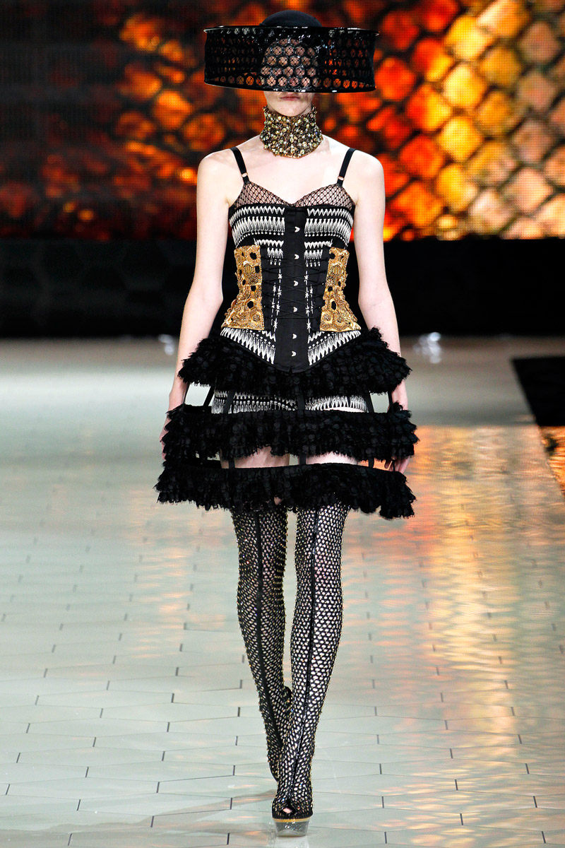 alexander-mcqueen-rtw-ss2013-runway-16_193610644868