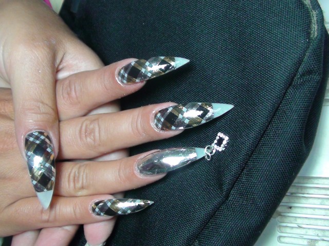 Beautiful spring nails with silver design (10)
