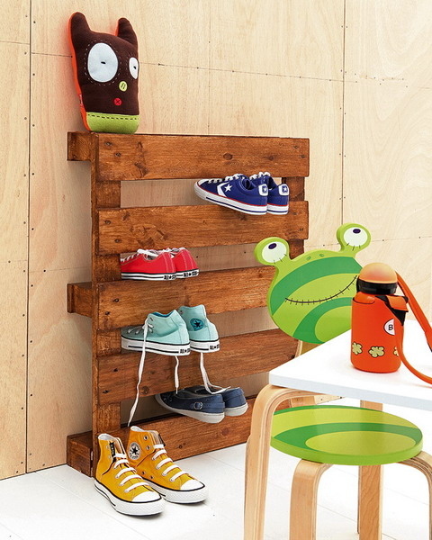 A simple wooden pallet has slits that perfectly fit shoes.