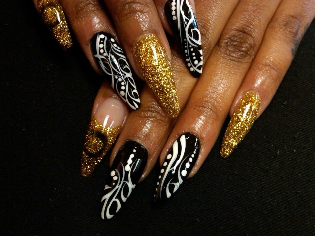 Nails With Golden Designs (11)