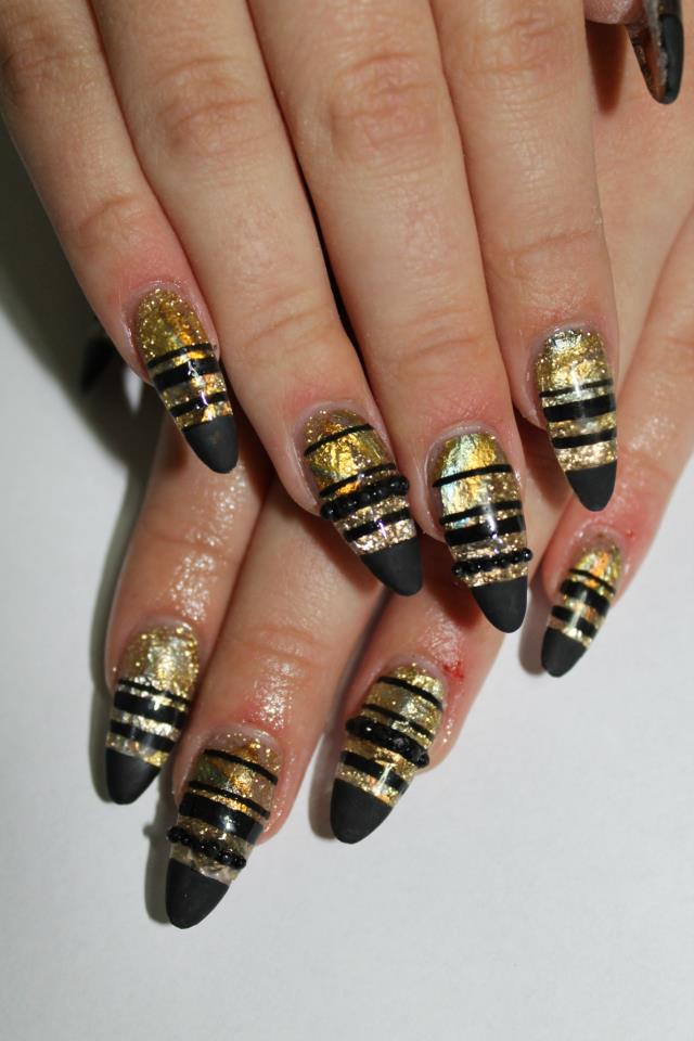 Nails With Golden Designs (3)