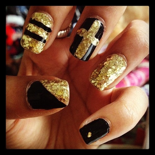 Nails With Golden Designs (34)