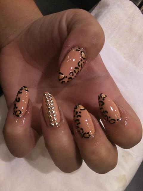 Nails With Golden Designs (4)