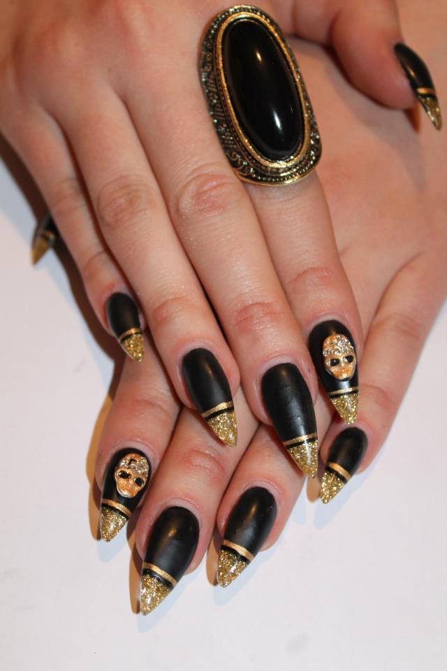 Nails With Golden Designs (5)