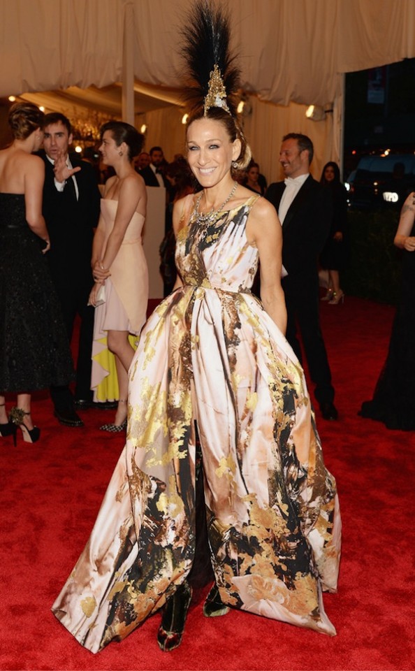 Sarah-Jessica-Parker-at-Met-Gala-2013-in-Giles-Deacon