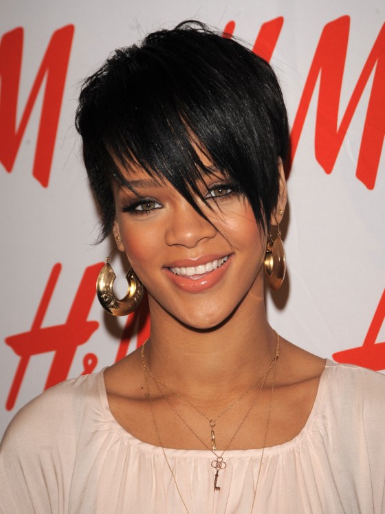 Short-hairstyle-with-fringe-from-singer-Rihanna6-560x746