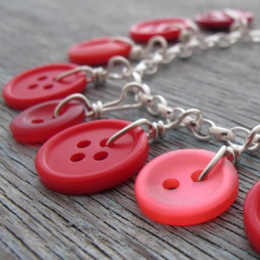 milomade-red-button-bracelet-01-380x380