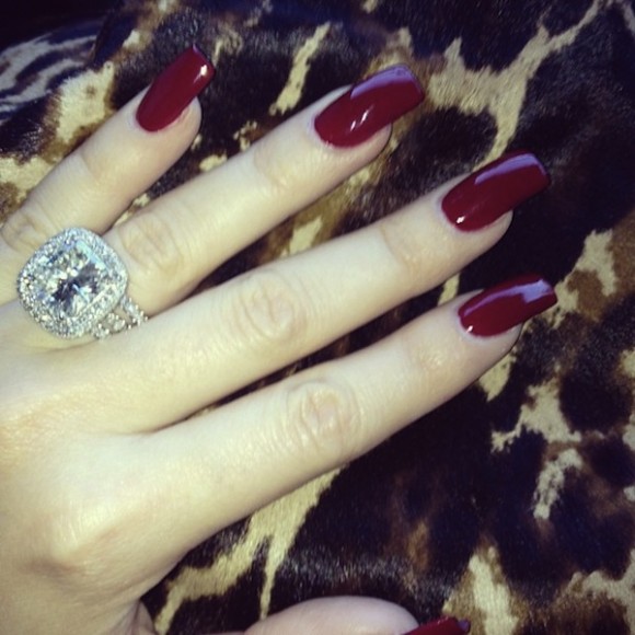 Khloe-Kardashian-Red-Nails-580x580