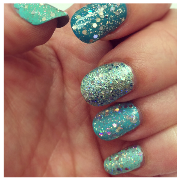 close-up-green-ombre-glitter-nails.