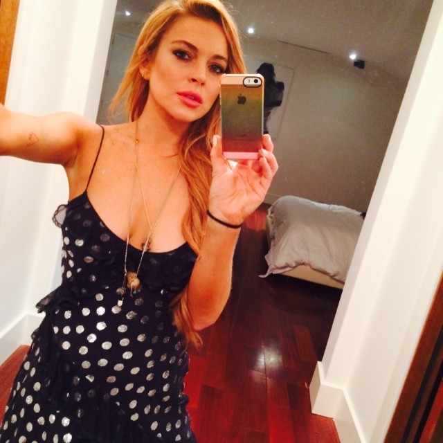 Lindsay-Lohan-mirror-selfie