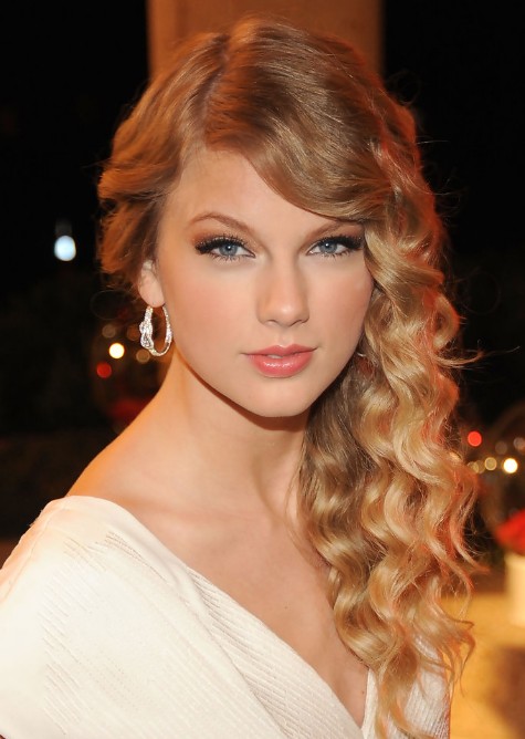 Taylor-Swift-Formal-Long-Blonde-Curly-Hairstyles