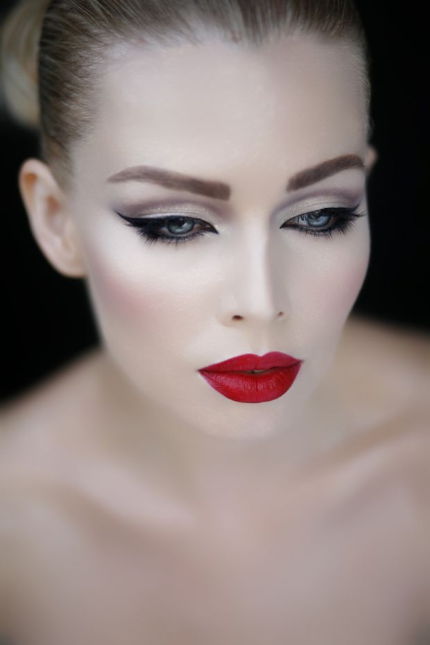 cat-eye-red-lips