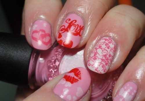 pink nails in love and kiss