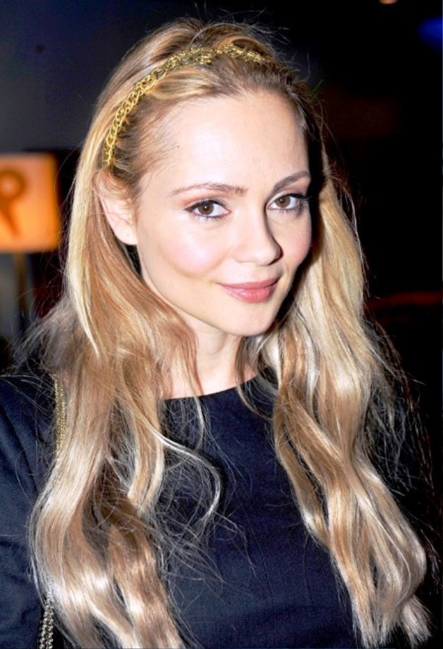 20 Pretty Hairstyles With Headbands