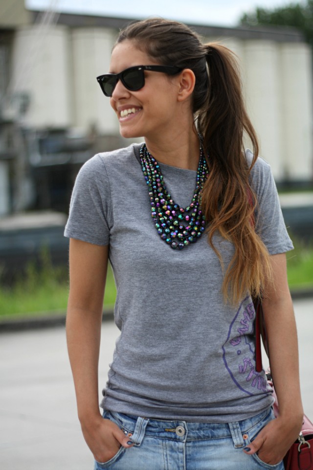 Outfit grey tee statement necklace+red satchel bag romwe