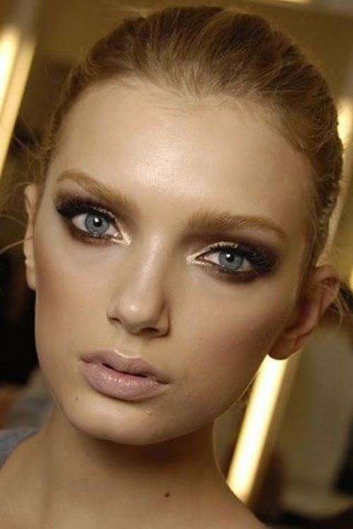 stunning-metallic-eye-makeup-ideas-for-daring-christmas-and-winter-brides-12-500x750