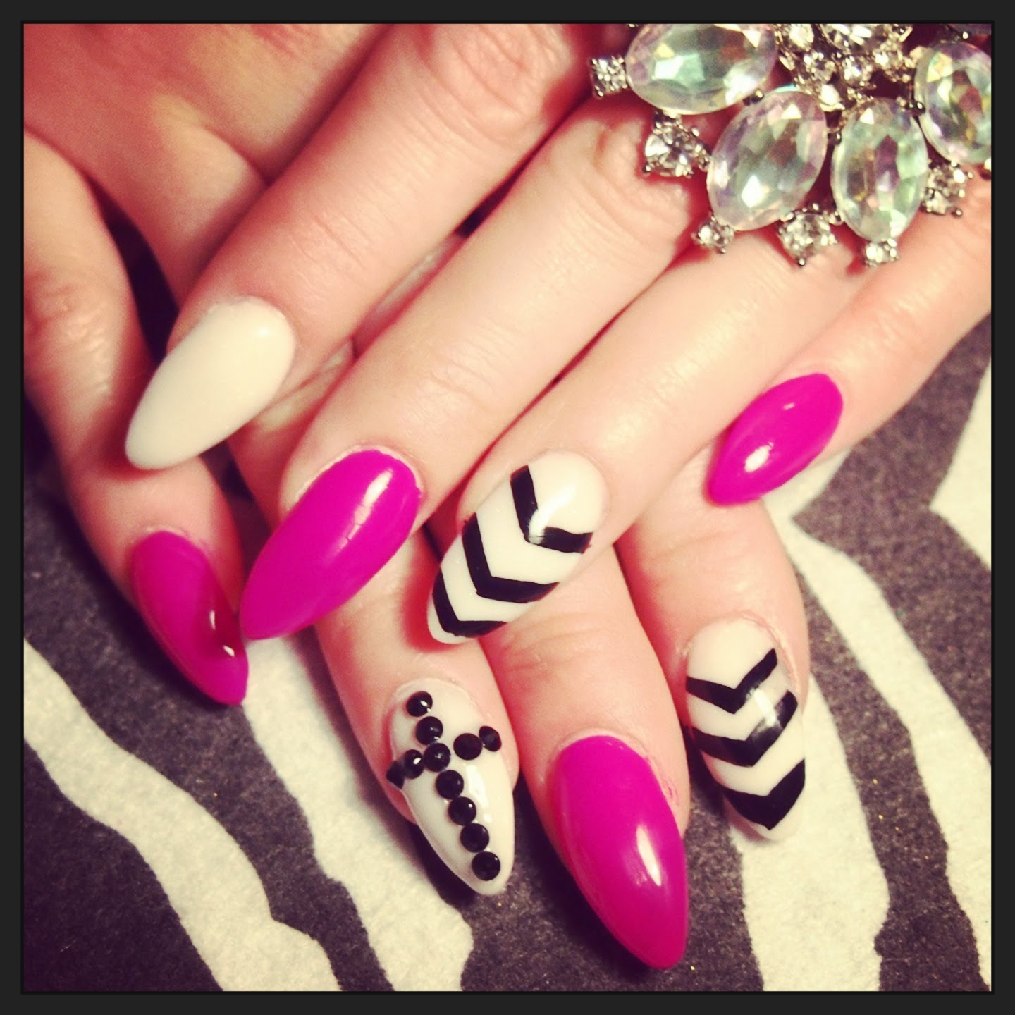 17 Outstanding Oval Shape Nail Designs
