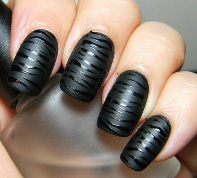 Cool-Black-Animal-Print-Nails