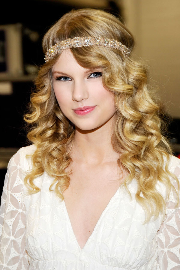 Taylor-Swift-Curly-Boho-Hairstyle