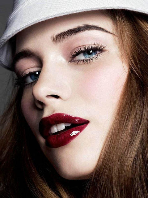 glossy-dark-red-lipstick