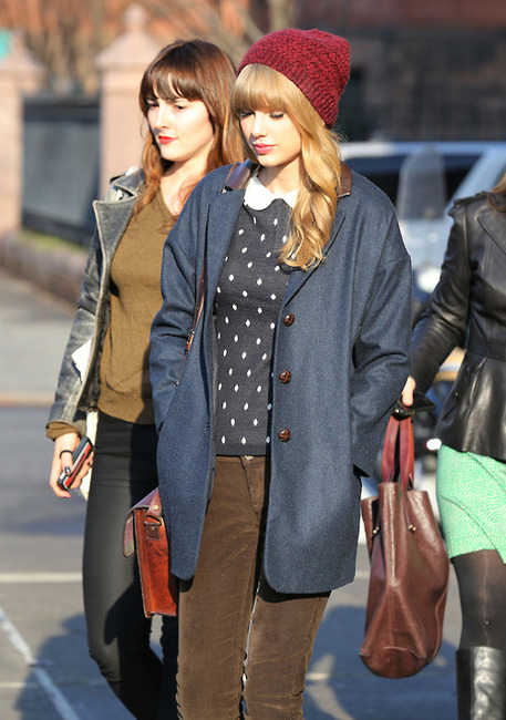 taylor-swift-and-topshop-two-tone-zigzag-beanie-gallery