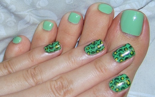 Design-of-manicure-and-pedicure-in-green