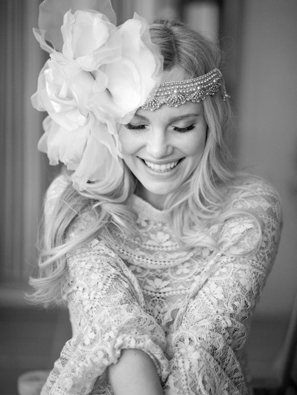 Vintage-Boho-Style-Bridal-Wedding-Hairsyle-with-Flapper-Floral-Headband
