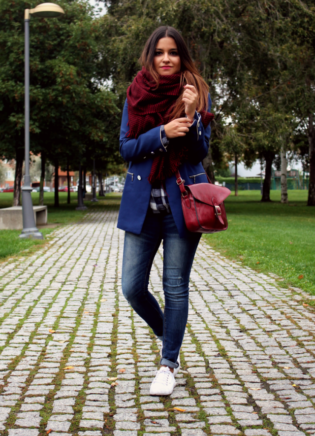 camisa de cuadros, bufanda Zara, vaqueros y zapatillas