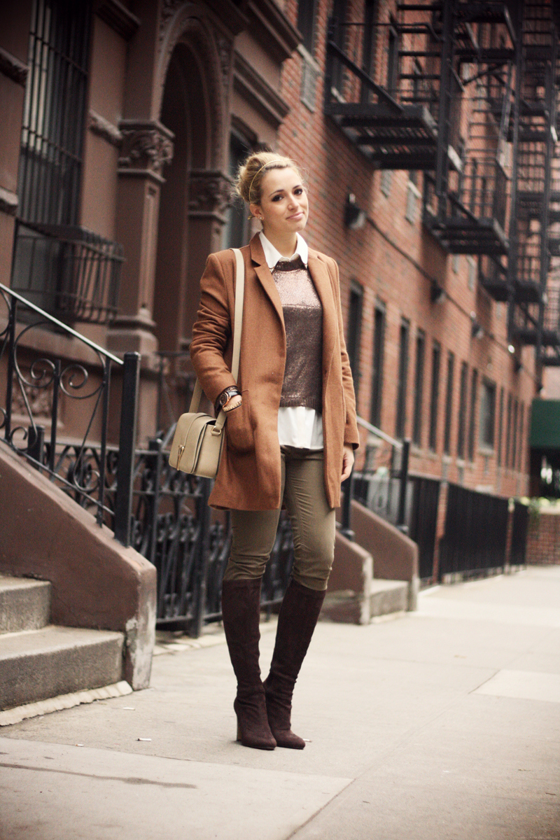Образы с коричневым пальто. Коричневое пальто. Коричневый образ. Образ в коричневых тонах женский.