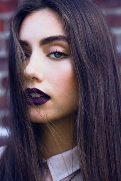 model-dark-lipstick