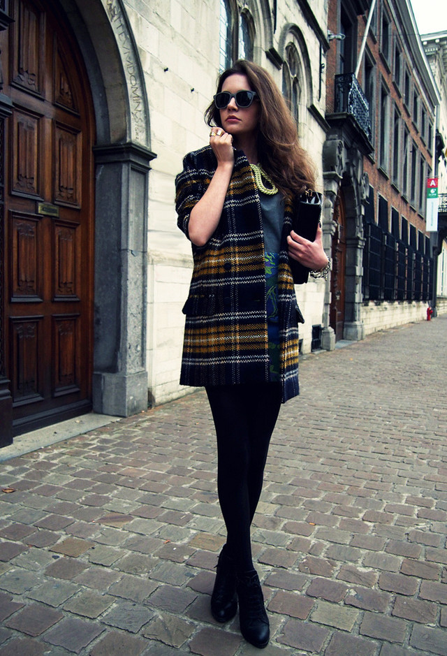 15 Stylish Winter Outfits With Tartan Coats