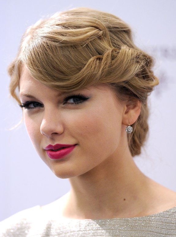 Taylor Swift prom hairstyle