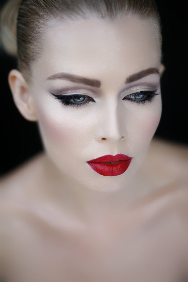 stylish-makeup-idea-with-red-lips