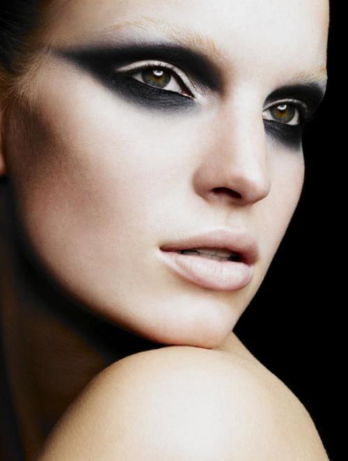 Dramatic-Black-Eye-Makeup-Tutorial-For-Women1