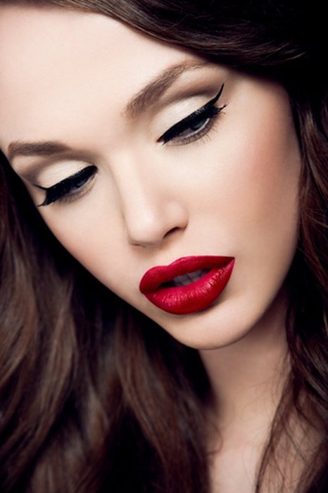 Guide-to-Wearing-Bold-Red-Lipstick-1