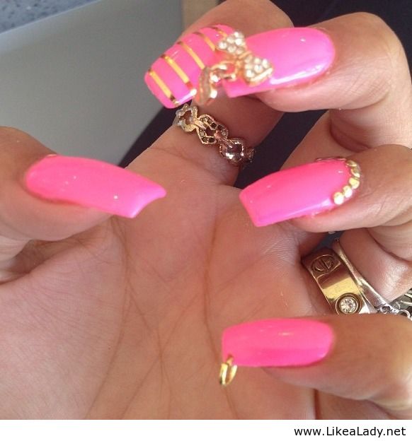 Pink-and-gold-on-nails