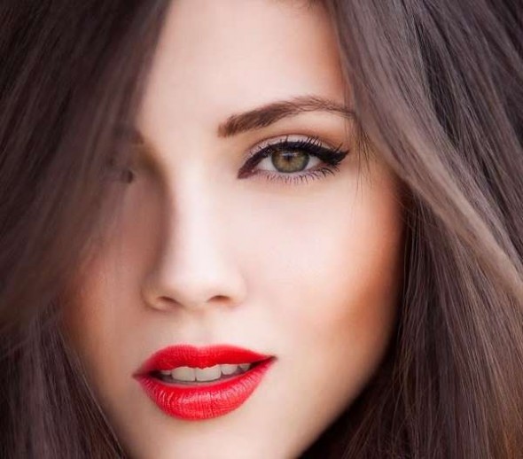 Red-Lipstick-with-bold-reds-burgundy-the-color-raspberry-or-cherry-590x518
