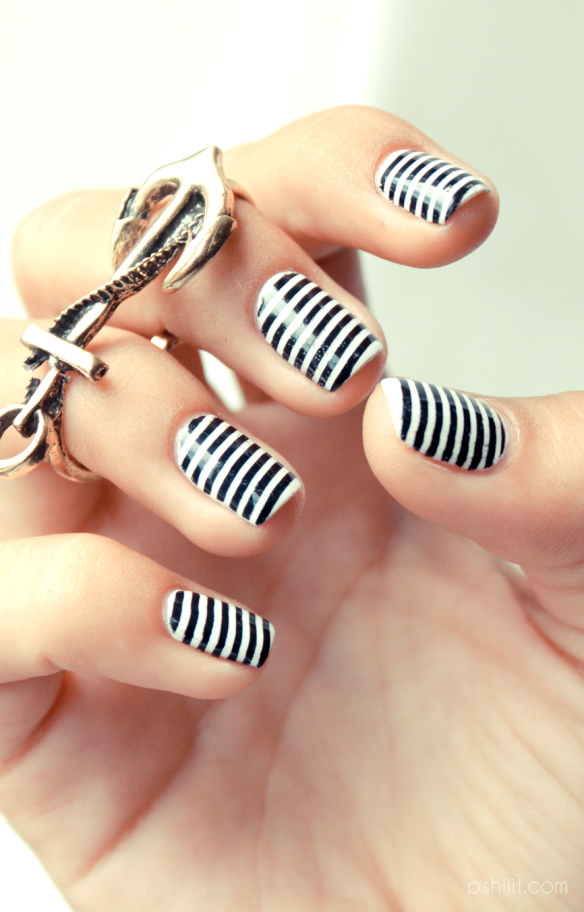 black-white-stripes-nails