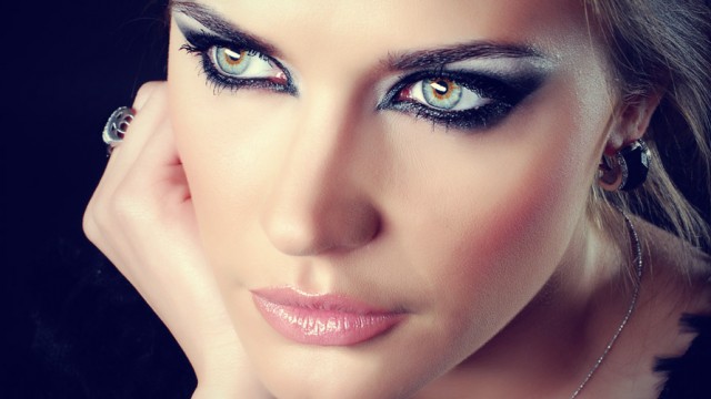 dramatic-smokey-eye-makeup-for-blue-eyes-oumjvswu