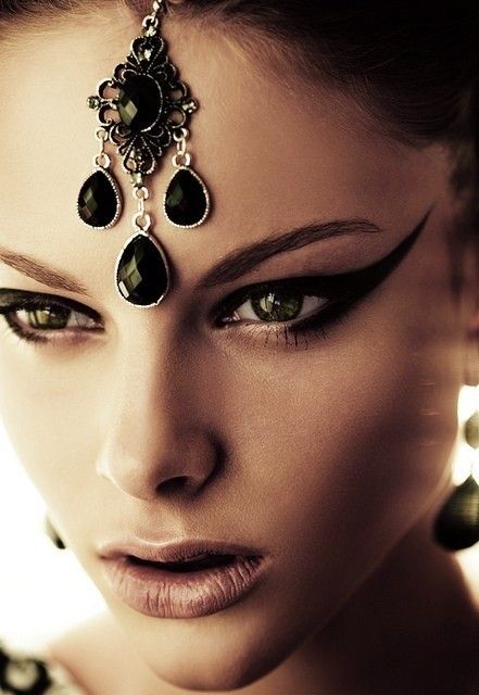 intense-cat-eye-makeup