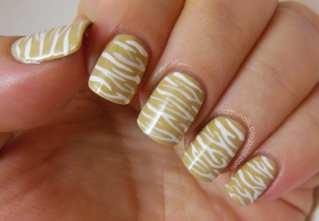 kalahari_zebra-stripe-nails_01