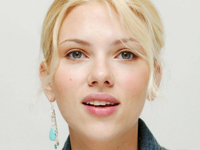 scarlett-johansson-cute-wallpapers-14