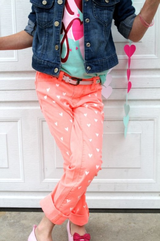 sweet-and-girly-diy-painted-heart-jeans-8-524x786