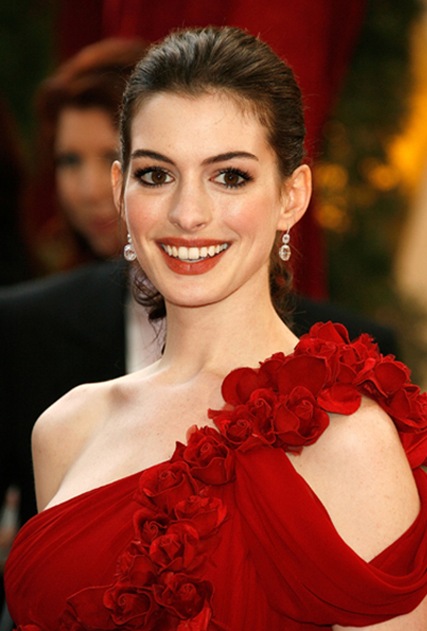 Anne-Hathaway-in-Marchesa-red-dress-chs2_thumb[3]