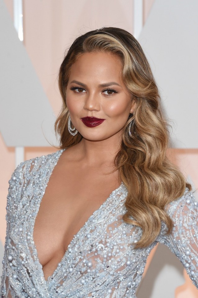 Chrissy-Teigen-2015-Academy-Awards-red-carpet-best-hair-and-makeup