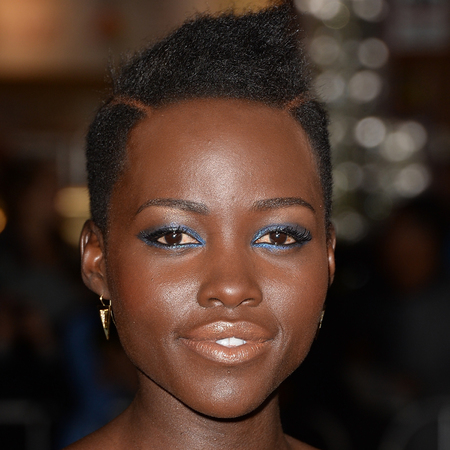 lupita-nyongo-makeup-blue-eye-shadow-and-eye-liner-nude-lipstick-for-black-skin_1