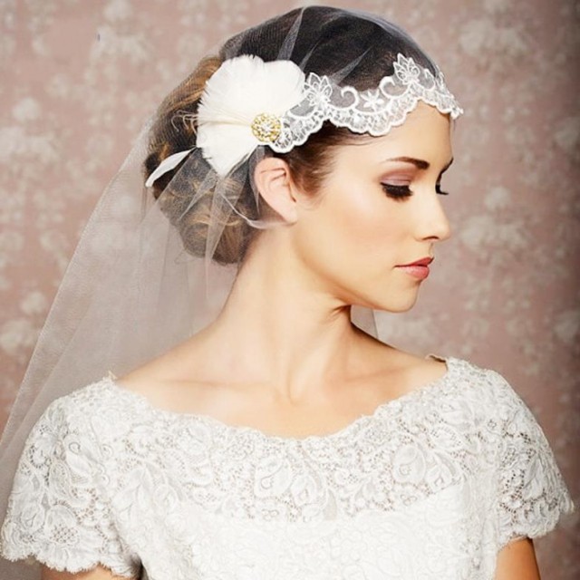 Rhinestone-Feather-Lace-Wedding-Veil-With-Crystal-Vintage-Bridal-Veil-Comb-Birdcage-Veil-Wedding-Hair-Accessories