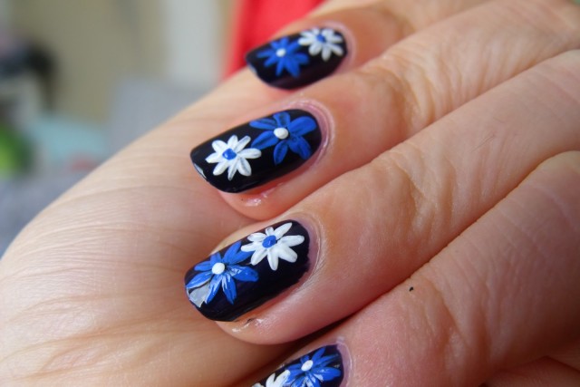 general-nail-art-polish-christmas-nail-art-toe-nail-art-gel-nail-art-diy-nails-interesting-flower-nail-art-design-with-blue-and-white-flower-color-in-black-nail-background-fingernail-designs-at-home